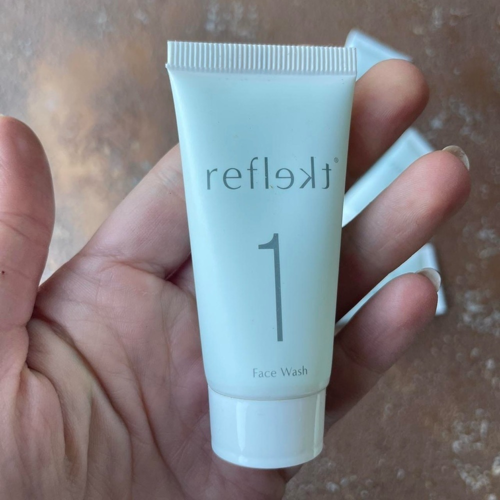 Reflekt 1 Daily Exfoliating Face Wash / comes with 5 travel size bottles - Picture 4 of 5